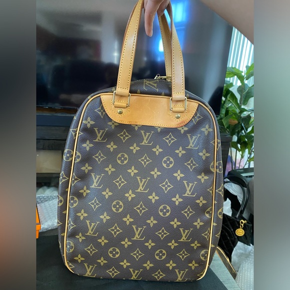 Louis Vuitton Monogram
Excursion Bag - Picture 2 of 2